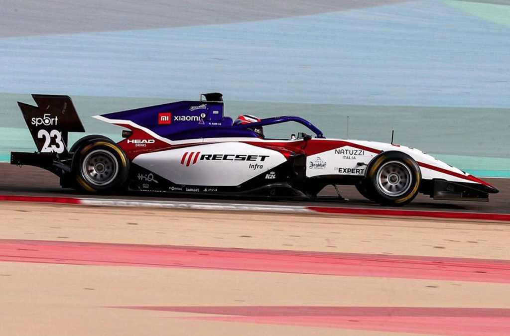 První den testů F3 v Bahrainu: Dva z Charouzových jezdců v top 10