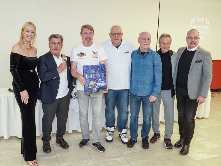 Mistři F1 poprvé spolu: Mika Häkkinen křtil v Praze unikátní knihu