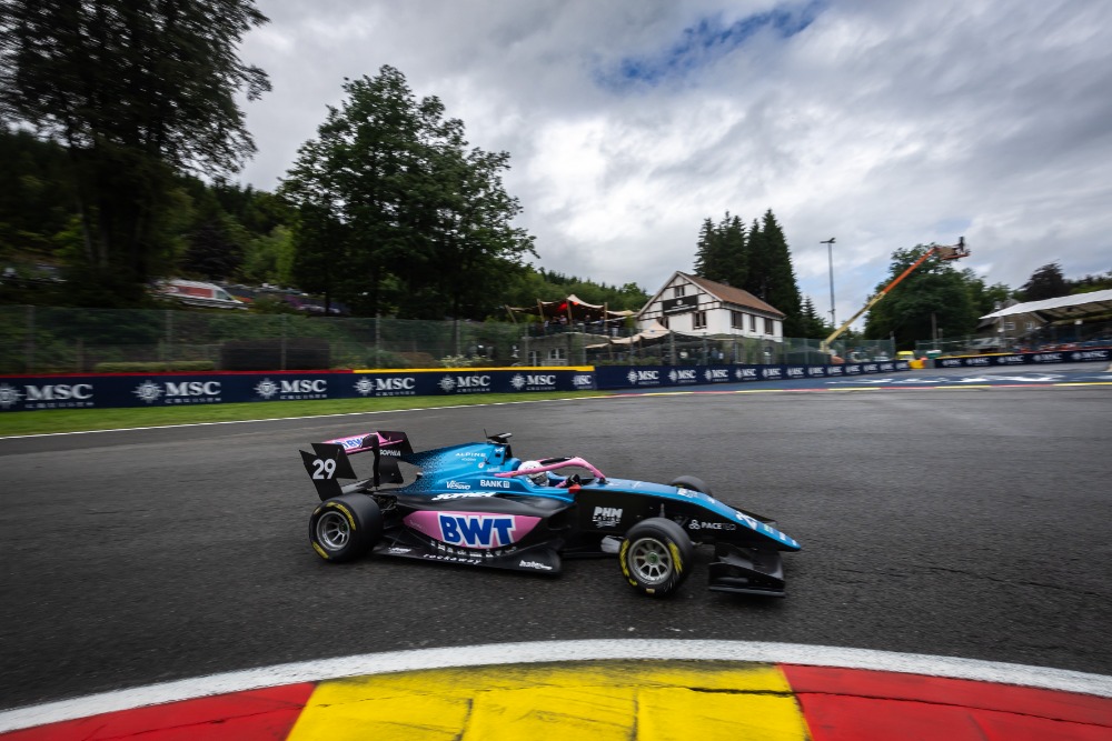 Caio Collet vítězem kraťoučké sprintové frašky F3 ve Spa